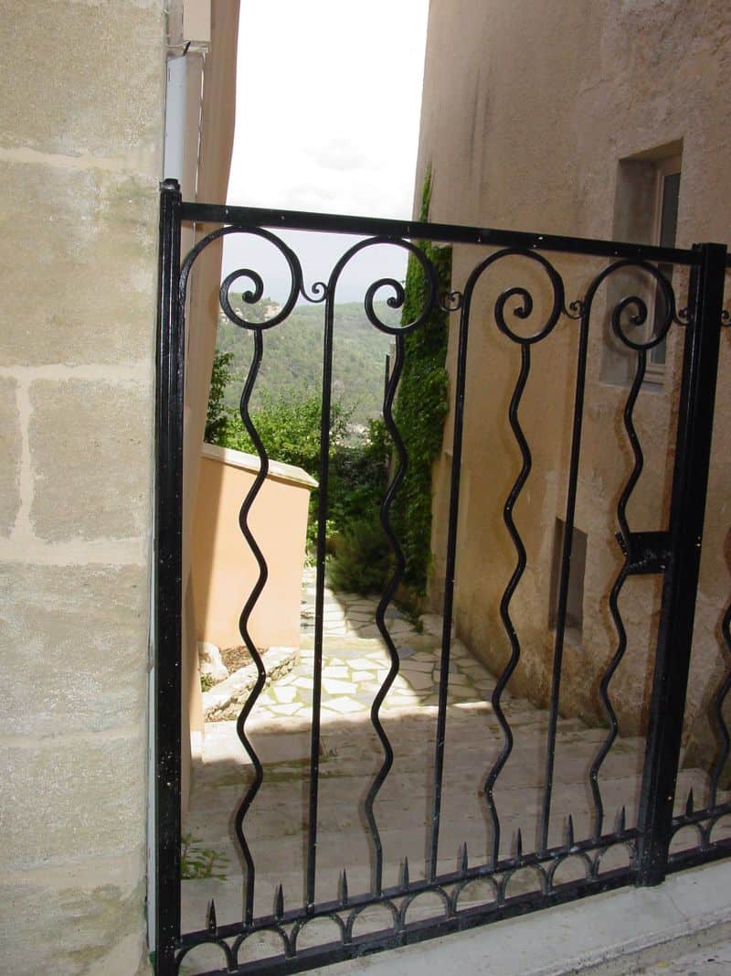 This pattern of alternating wavy and straight sections is very common in the iron work in Provence.