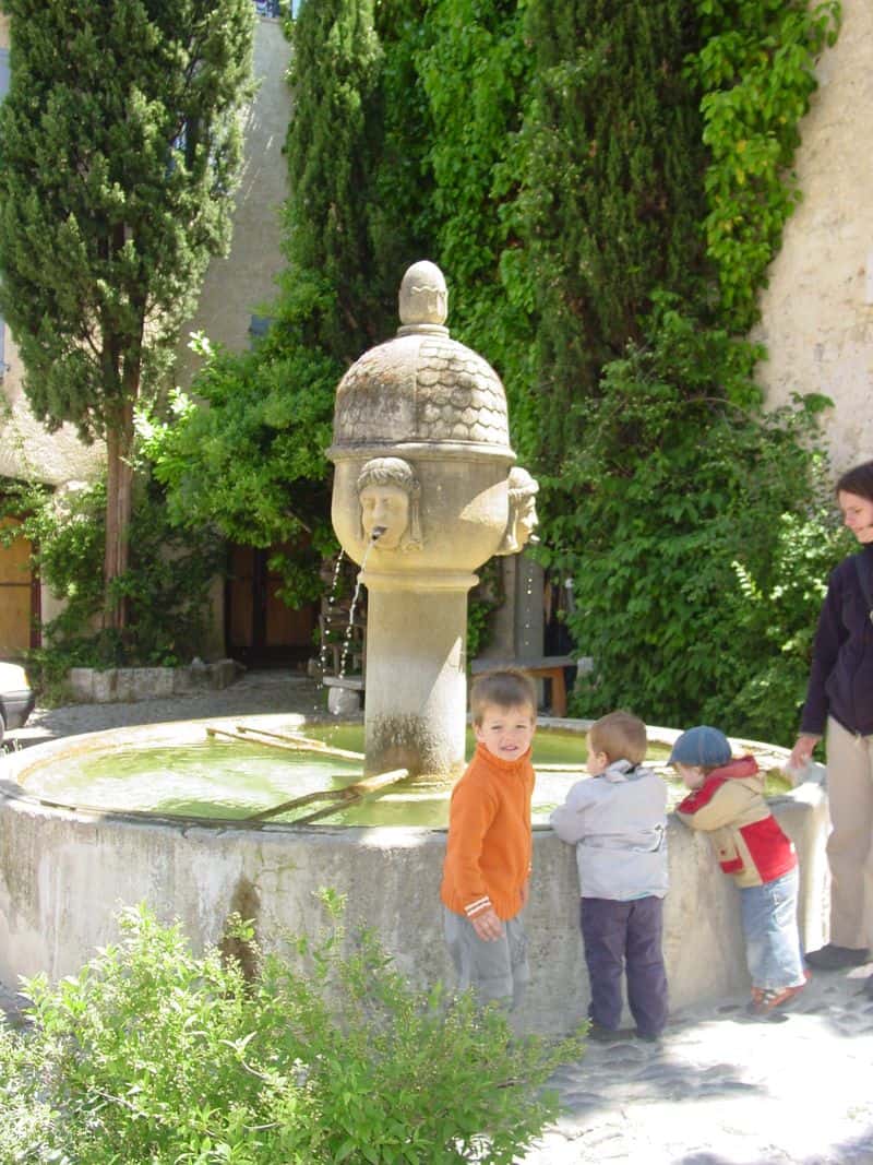 This style of fountain must have been all the rage in it's day.