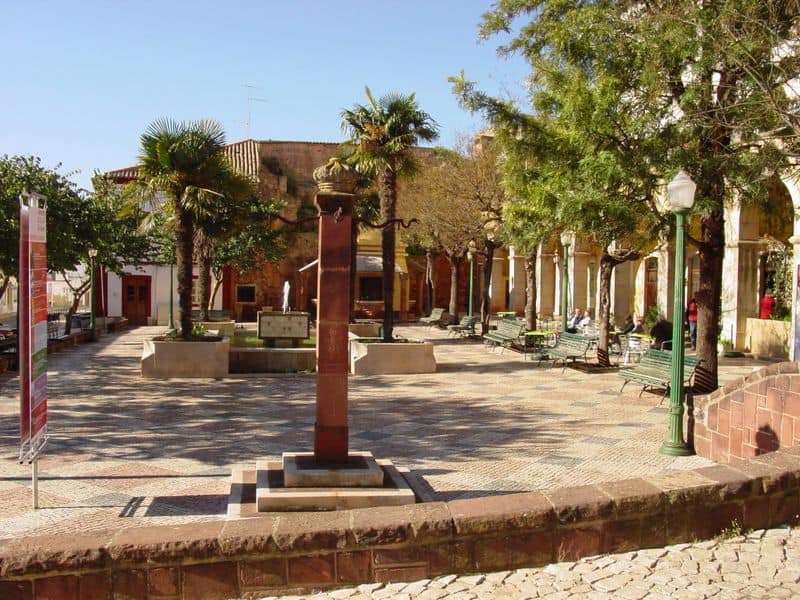 This is another view of the same praca in this village in Southern Portugal.